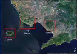 Immagine da satellite dell'area napoletano-flegrea in cui indicati i tre complessi vulcanici e l'elevata urbanizzazione. Fonte ESRI